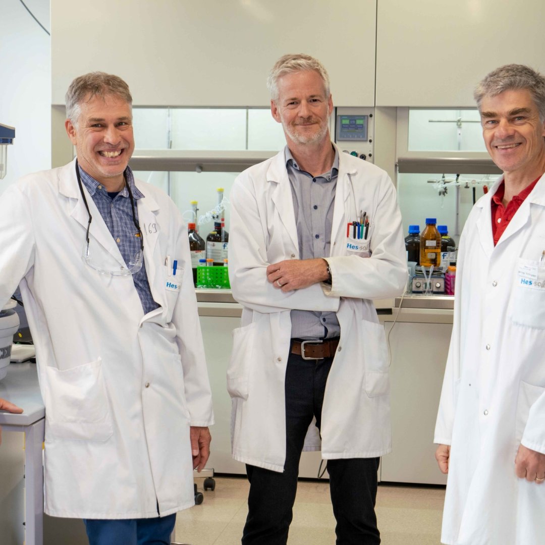 © HES-SO Valais-Wallis, Laurent Darbellay, from left to right: Prof. Dr. Marc Mathieu, Peptide Laboratory (TEVI), Prof. Dr. Samuel Rey-Mermet, Powder Laboratory (ISI), Prof. Dr. Bruno Schynder, Microbiology Laboratory (TEVI).
