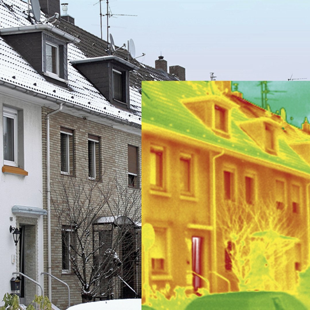 Sichtbares Bild und Wärmebild eines Mehrfamilienhauses um die Energieverluste zu erkennen